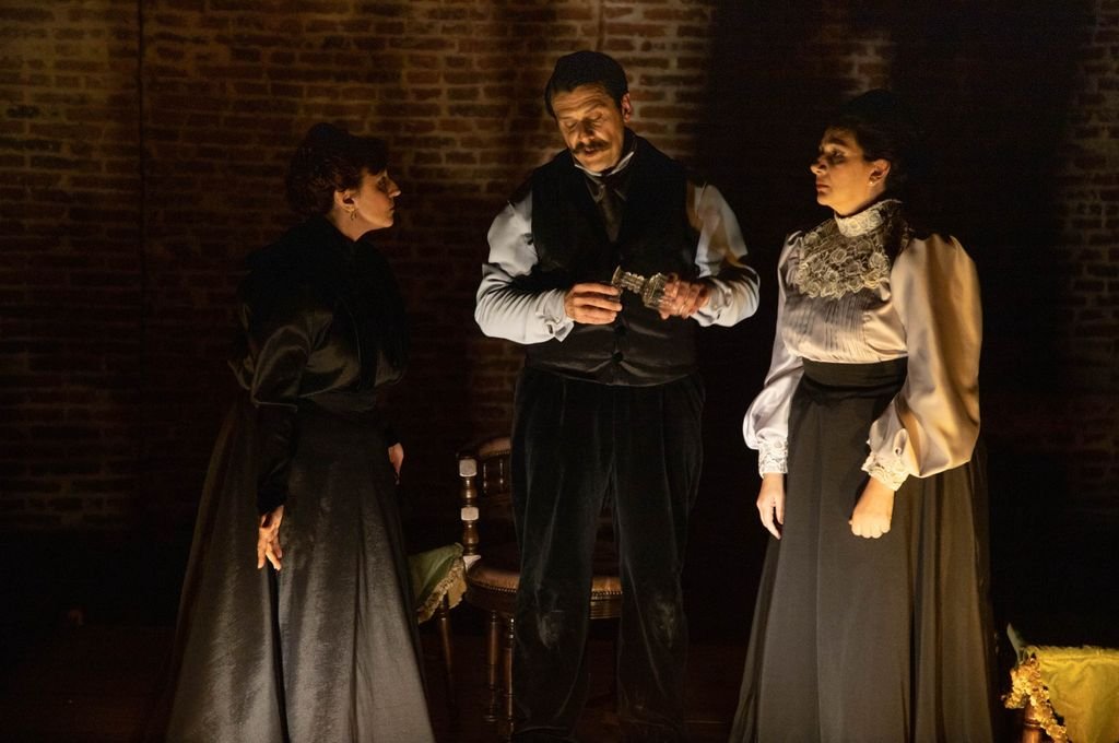 Inicia en este 2023 su recorrido como director teatral