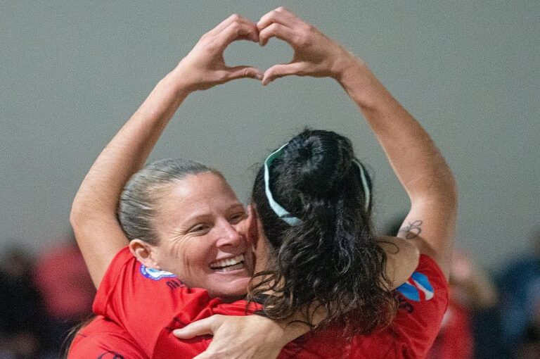 Las jugadoras paranaenses celebrando el gol que le dio el pase a la final del torneo. Prensa APFS