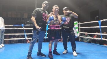 Maquinita Martínez festeja junto a su entrenador
