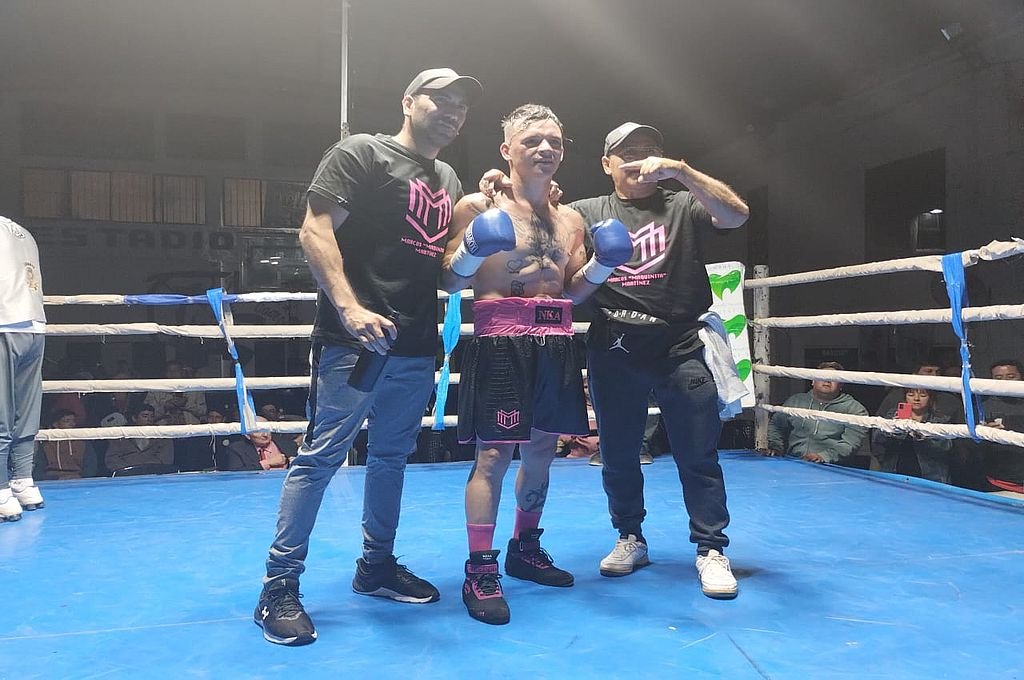 Maquinita Martínez festeja junto a su entrenador