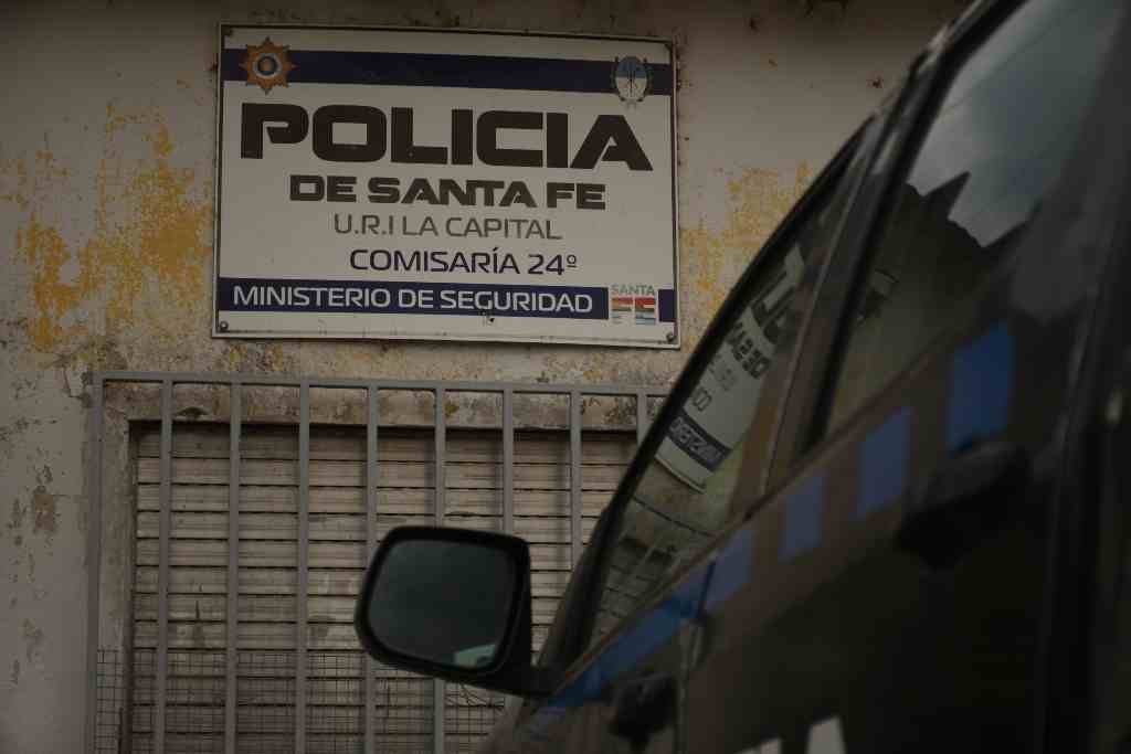 Personal de la comisaría 24ª trabajó en la escena del suceso junto a sus pares de la Agencia de Investigación Criminal. Archivo/Mauricio Garín.