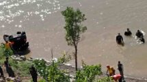 El auto cayó al río el miércoles 11. Twitter.