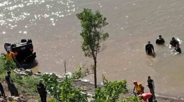 El auto cayó al río el miércoles 11. Twitter.
