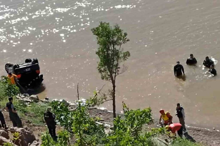 El auto cayó al río el miércoles 11. Twitter.