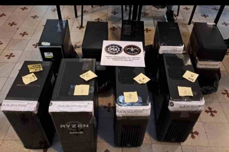Se secuestraron unas PC como parte de la evidencia. Gentileza: prensa PSA.