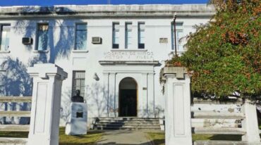 La víctima fue asistida en el lugar por el Servicio de Emergencias Público (SIES) y trasladada al hospital de Niños de Rosario