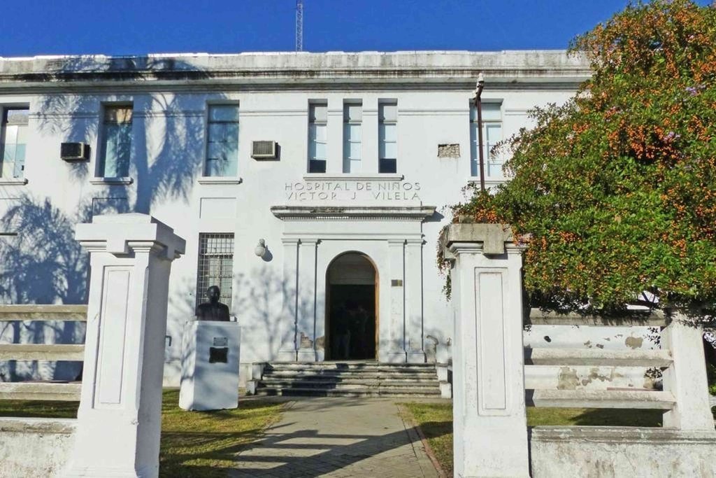 La víctima fue asistida en el lugar por el Servicio de Emergencias Público (SIES) y trasladada al hospital de Niños de Rosario