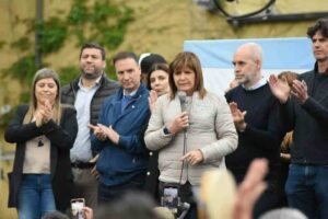 Escoltada por Rodríguez Larreta y funcionarios locales