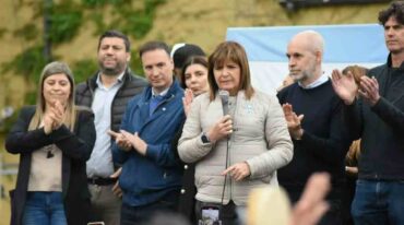 Escoltada por Rodríguez Larreta y funcionarios locales