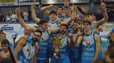El plantel en pleno festejo de un gran título. Gentileza: Lautaro Bedetta.