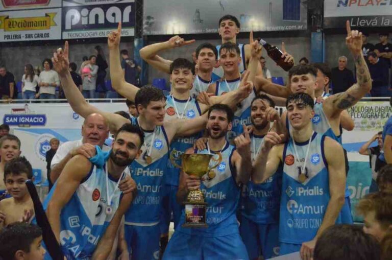 El plantel en pleno festejo de un gran título. Gentileza: Lautaro Bedetta.