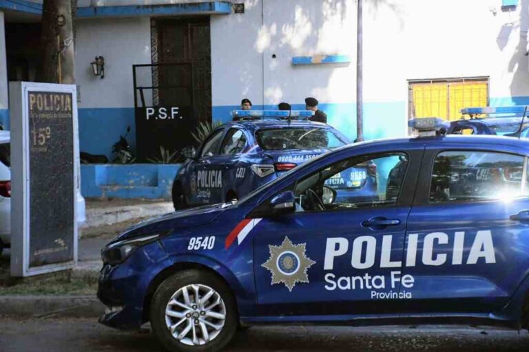 Los incidentes se produjeron en la comisaría de la esquina de Sarmiento y Ameghino. Marcelo Manera.