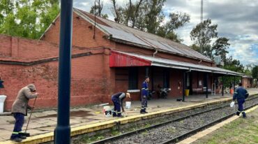 El tren del Nuevo Central Argentino para en la terminal de República de Chile al 1600 los días lunes y jueves a las 6.22 h para salir con rumbo a Tucumán