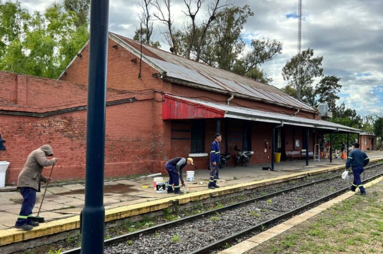 El tren del Nuevo Central Argentino para en la terminal de República de Chile al 1600 los días lunes y jueves a las 6.22 h para salir con rumbo a Tucumán