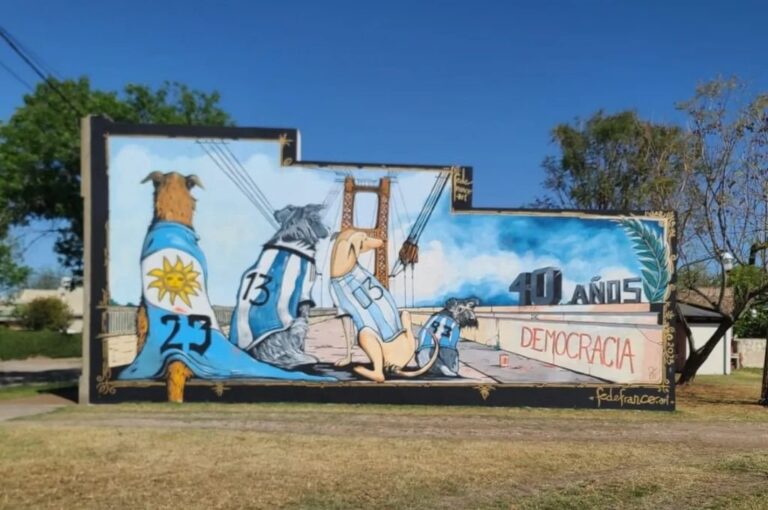 Tiene como protagonistas a cuatro perros callejeros con camisetas y banderas de la selección argentina de cada una de las décadas de democracia. Gentileza