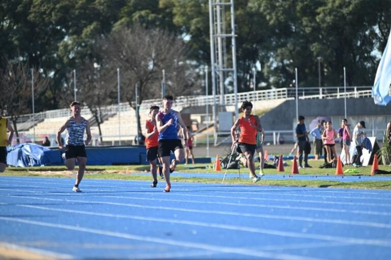 Pruebas: Mayores: 400 metros y 400m con vallas; saltos en largo y con garrocha; lanzamientos de disco y jabalina. U18: 200