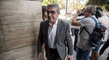 Entre las pruebas ofrecidas hay "testimonios de trabajadores del Organismo de Investigaciones quienes recibían órdenes de 'llevarse puesto' al senador". Ese testigo citado por la defensa afirma: "Hubo mucho interés el último año con todo lo que pasaba en Traferri. Había mucho interés en encontrar algo que lo perjudique" Gentileza