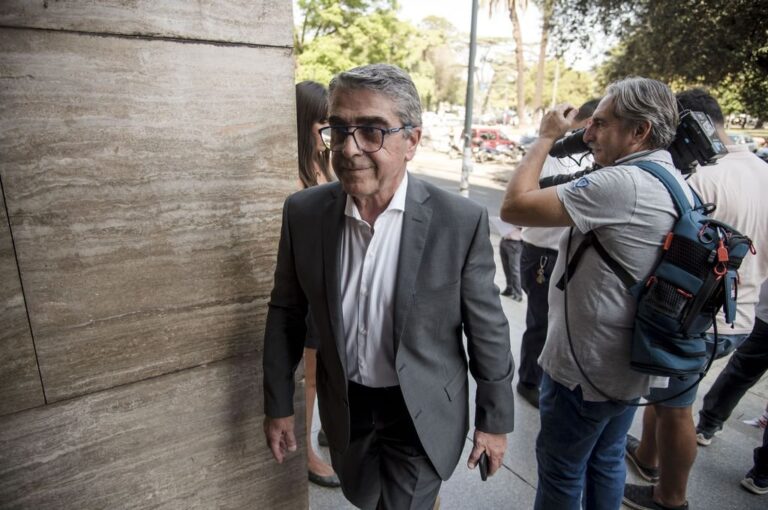 Entre las pruebas ofrecidas hay "testimonios de trabajadores del Organismo de Investigaciones quienes recibían órdenes de 'llevarse puesto' al senador". Ese testigo citado por la defensa afirma: "Hubo mucho interés el último año con todo lo que pasaba en Traferri. Había mucho interés en encontrar algo que lo perjudique" Gentileza