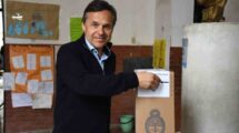 El ministro de Transporte votó en la escuela Rivadavia en Rosario. Gentileza.