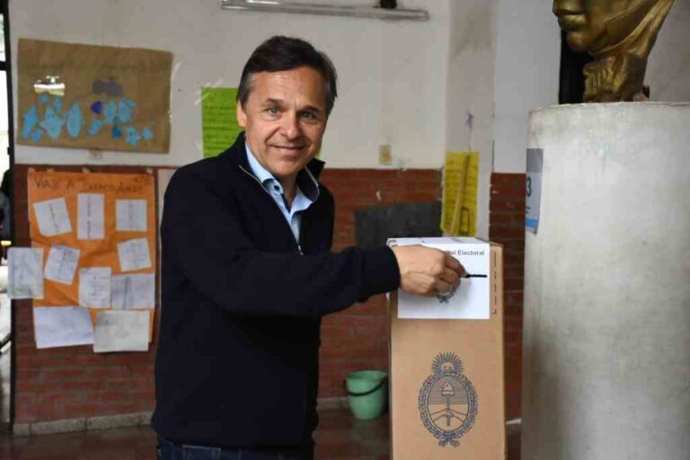 El ministro de Transporte votó en la escuela Rivadavia en Rosario. Gentileza.