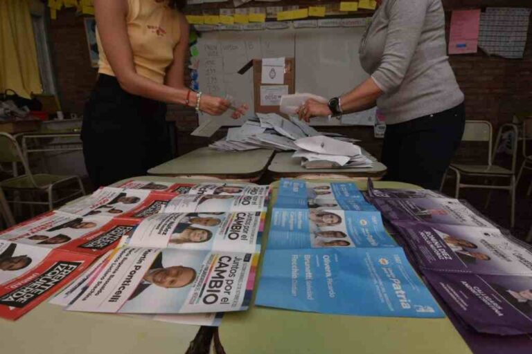 Ya se cuentan los votos en las escuelas en la provincia de Santa Fe. Manuel Fabatía.