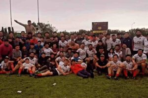 El plantel del club blanco festejó el regreso el nivel II. Gentileza.