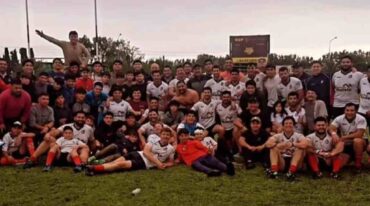 El plantel del club blanco festejó el regreso el nivel II. Gentileza.