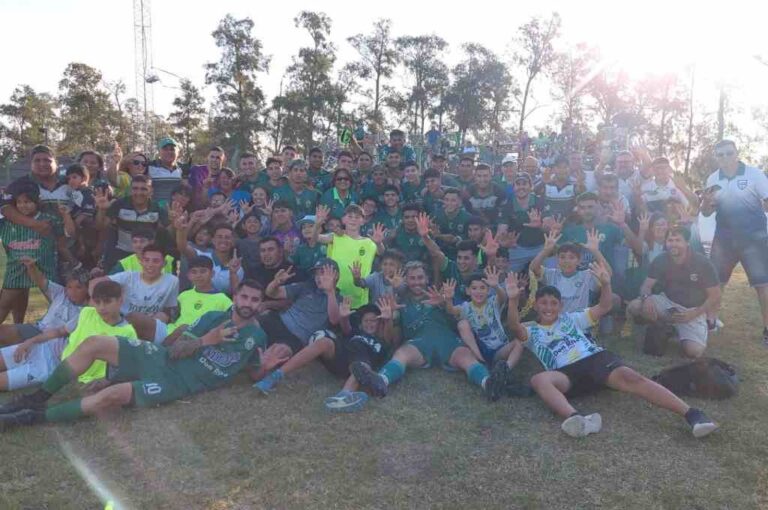 Atlético Tostado festejó su título. Gentileza.