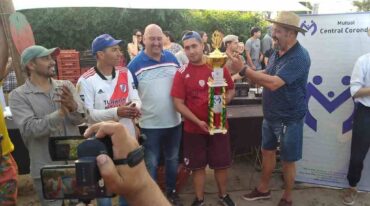 El intendente y el gerente de la Mutual entregan el trofeo a Facundo Führ
