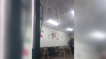 El dramático momento que vivieron alumnos y personal docente tras la caída del techo en la escuela Gurruchaga de Rosario. Captura de video