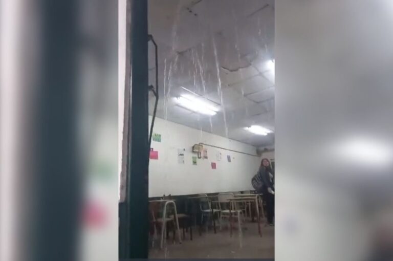 El dramático momento que vivieron alumnos y personal docente tras la caída del techo en la escuela Gurruchaga de Rosario. Captura de video