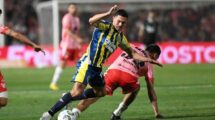 Lovera se lleva asediado por un rival. Gentileza: prensa Rosario Central.
