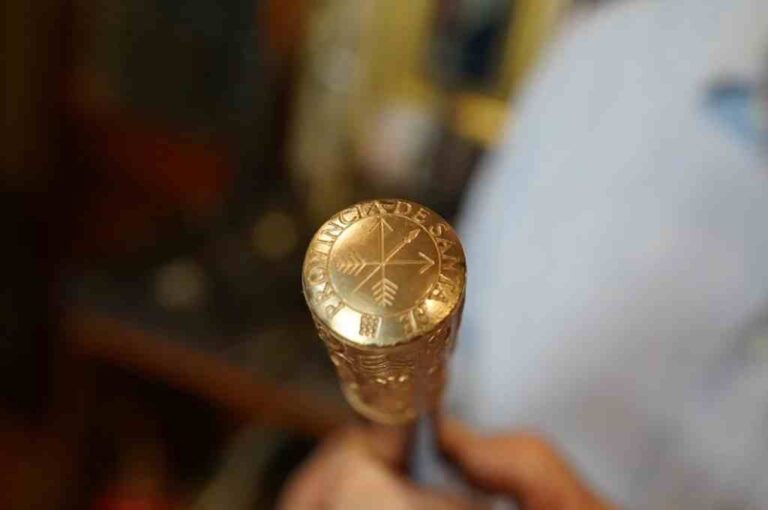 La cabeza del bastón tiene tallado el escudo de la provincia. Fernando Nicola.