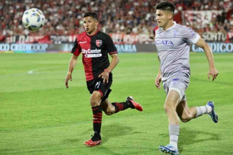 Iván Gómez (Newell's) va en busca de la pelota. Gentileza: prensa Newell's Old Boys.