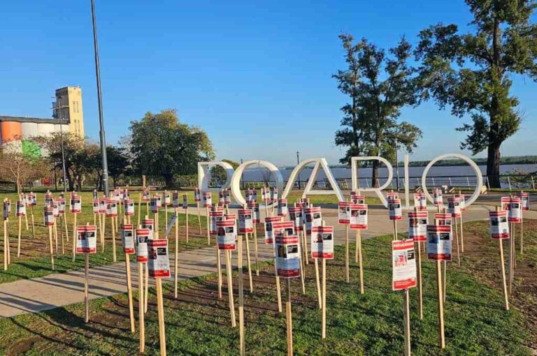 Las imágenes con la inscripción en rojo que reza la palabra 'secuestrados'