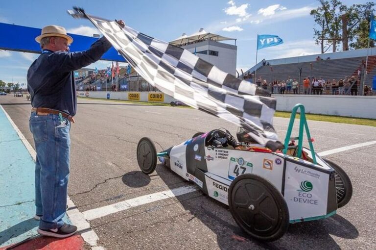 El Desafío ECO es una competencia nacional única con autos eléctricos de emisión cero diseñados por estudiantes de Instituciones Educativas de Nivel Medio y Polimodal de la Argentina. El evento cuenta con la supervisión del Automóvil Club Argentino (ACA) y la Federación Internacional del Automóvil (FIA). Gentileza