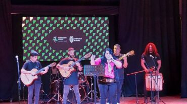 El jurado está integrado por reconocidos artistas de Rosario y tiene a su cargo la aguda tarea de evaluar a las y los participantes. Estos tribunales están integrados por Renzo Cremona
