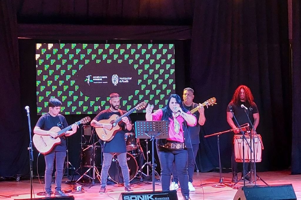 El jurado está integrado por reconocidos artistas de Rosario y tiene a su cargo la aguda tarea de evaluar a las y los participantes. Estos tribunales están integrados por Renzo Cremona