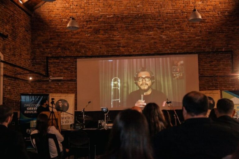 Con una dinámica expositiva y con intervenciones musicales de las bandas Comunales de Franck