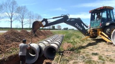 'Ya se colocaron los tubos y cabezales. Ahora se está trabajando en el movimiento de suelo en la banquina de la ruta
