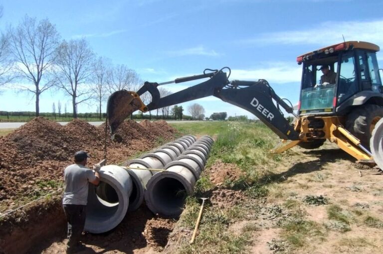 'Ya se colocaron los tubos y cabezales. Ahora se está trabajando en el movimiento de suelo en la banquina de la ruta