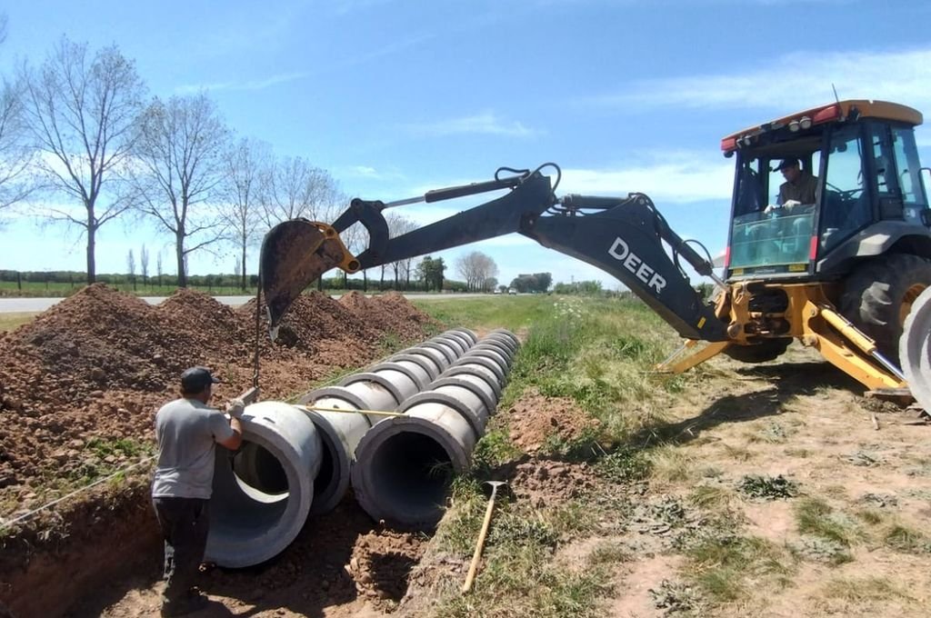 'Ya se colocaron los tubos y cabezales. Ahora se está trabajando en el movimiento de suelo en la banquina de la ruta
