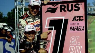 El día domingo el trofeo será exhibido sobre la recta principal del Autódromo antes de que se ponga en marcha la competencia Final de Turismo Carretera y previamente