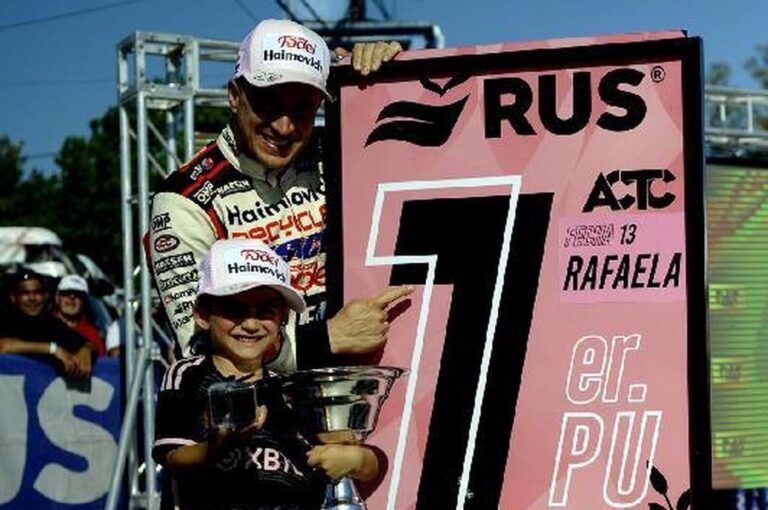 El día domingo el trofeo será exhibido sobre la recta principal del Autódromo antes de que se ponga en marcha la competencia Final de Turismo Carretera y previamente