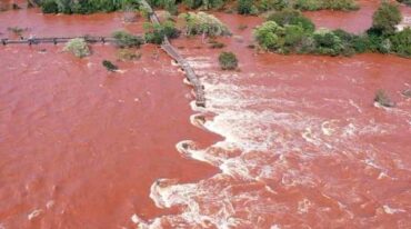 El caudal del agua fue tan grande que dañó pasarelas de la zona de las cataratas del Iguazú. Gentileza.