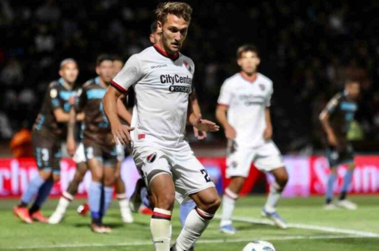 Angelo Martino controla la pelota. Gentileza: prensa Newell's Old Boys.