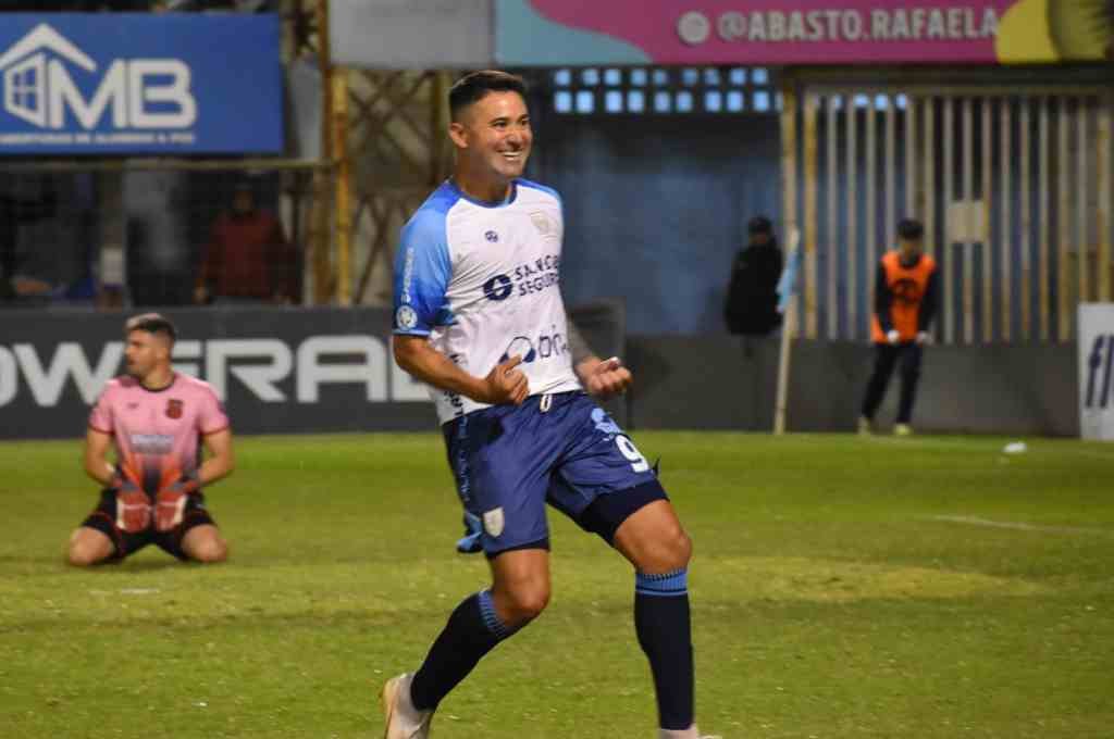 Claudio Bieler festeja su gol