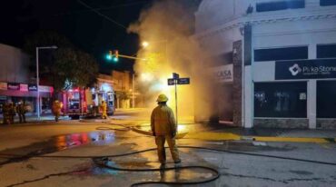 Un binomio de bomberos logró controlar rápidamente la situación. Gentileza.