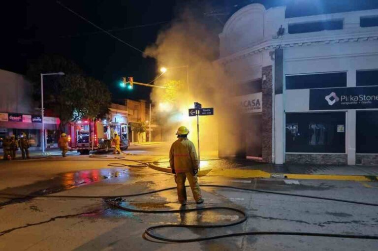 Un binomio de bomberos logró controlar rápidamente la situación. Gentileza.