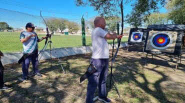 Personas ciegas también entrenan en arquería de Chajarí